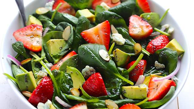 Вкусна пролетна салата със спанак, авокадо и ягоди/ Avocado Strawberry Spinach Salad with Poppyseed Vinaigrette Recipe