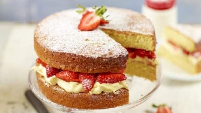 Strawberry & cream sandwich sponge | Jamie Oliver