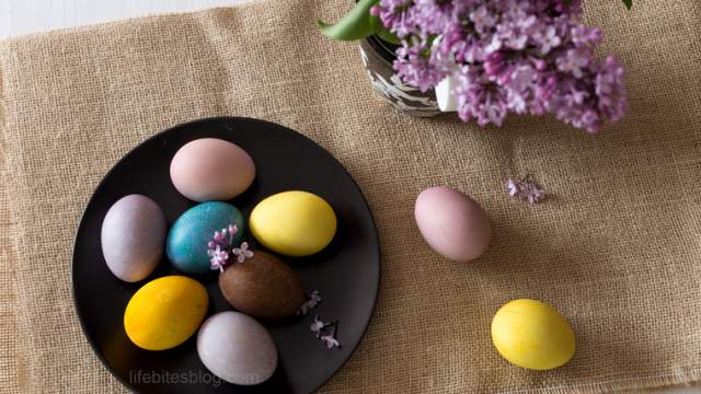 DIY: Как да боядисаме великденски яйца с естествени материали