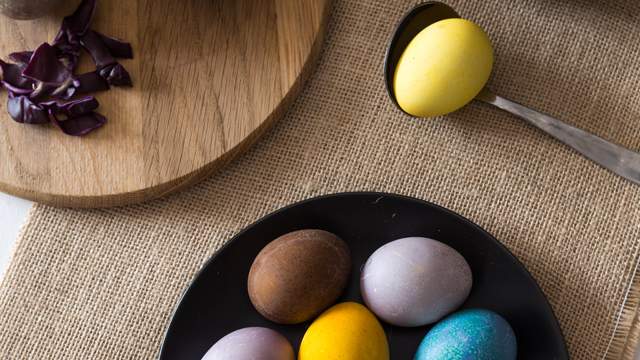 DIY: Как да боядисаме великденски яйца с естествени материали
