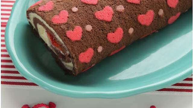 Dulce Delight: Heart patterned cake roll